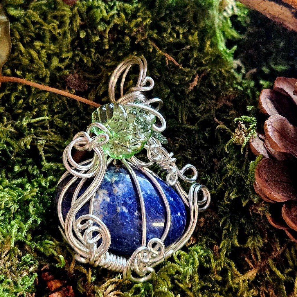 Les pierres du ciel et de l'eau en création unique 
( Citrouille sodalite en image )