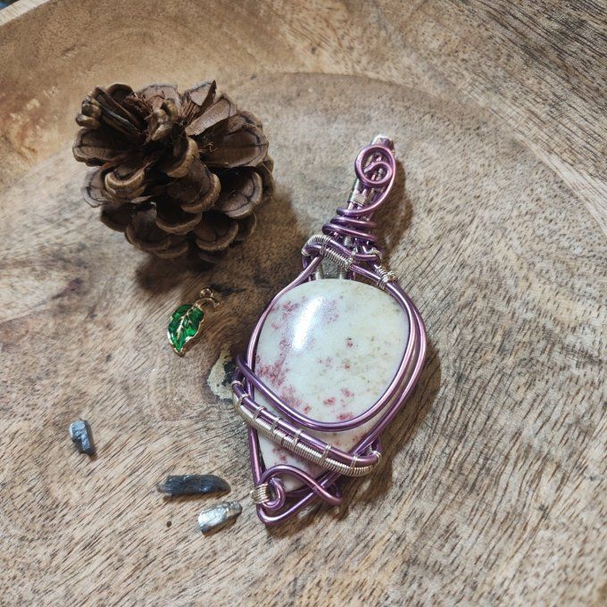 Amulette cinabre dans sédiment quartz 