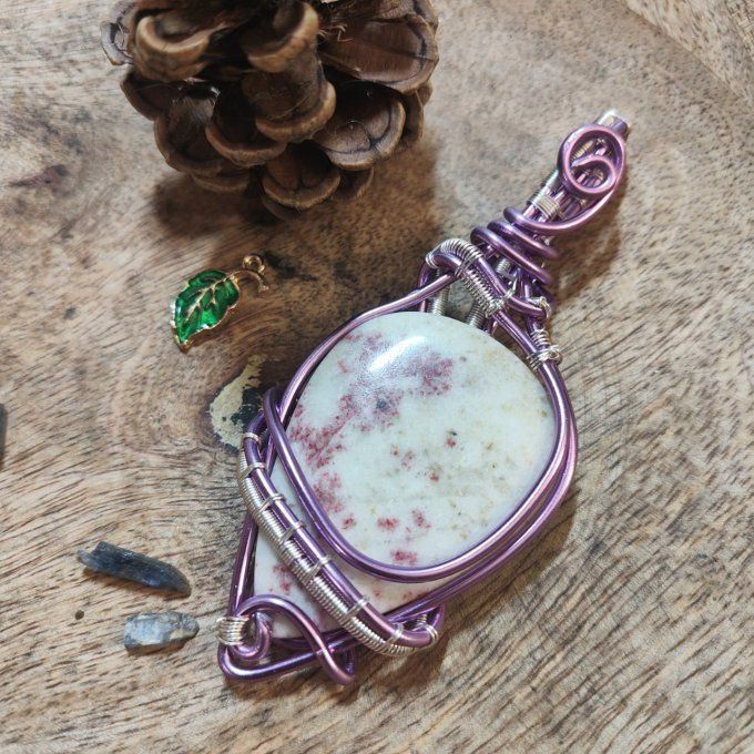 Amulette cinabre dans sédiment quartz 