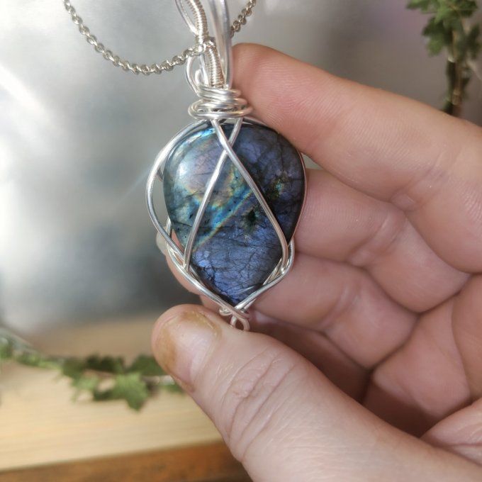 Amulette de Protection en Labradorite Violette – ✨Bouclier Énergétique✨