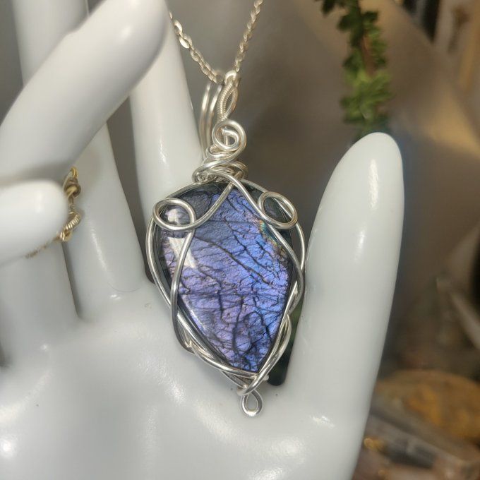 Amulette de Protection en Labradorite Violette – ✨Bouclier Énergétique✨