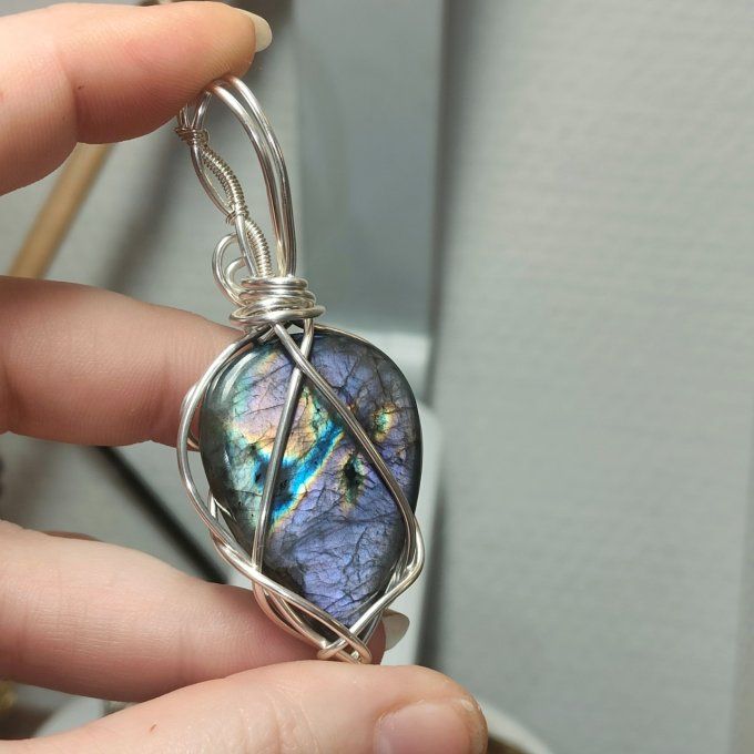 Amulette de Protection en Labradorite Violette – ✨Bouclier Énergétique✨