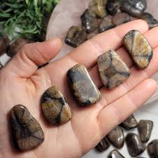 tu collectionne les pierres naturelles sous formes brutes , roulées , entre dans les mystères de la terre tu collectionne les pierres naturelles sous formes brutes , roulées , entre dans les mystères de la terre